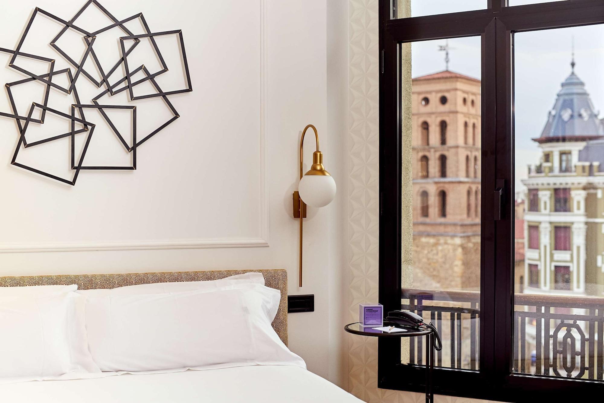 Occidental Leon Alfonso V Hotel Екстериор снимка