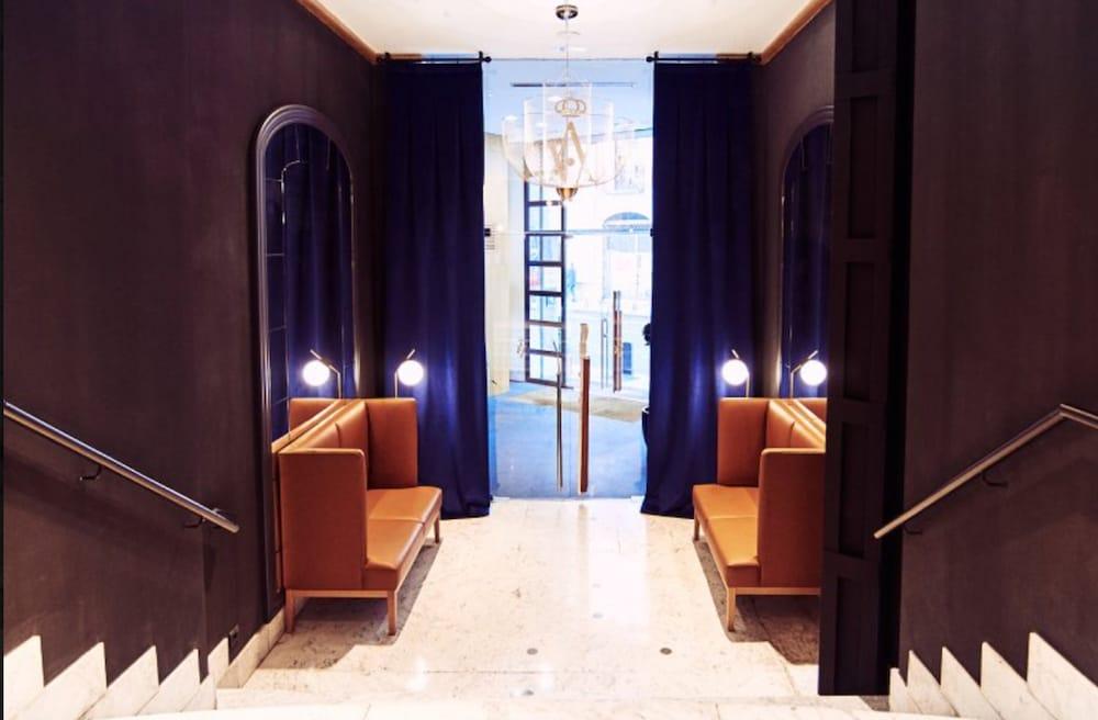Occidental Leon Alfonso V Hotel Екстериор снимка