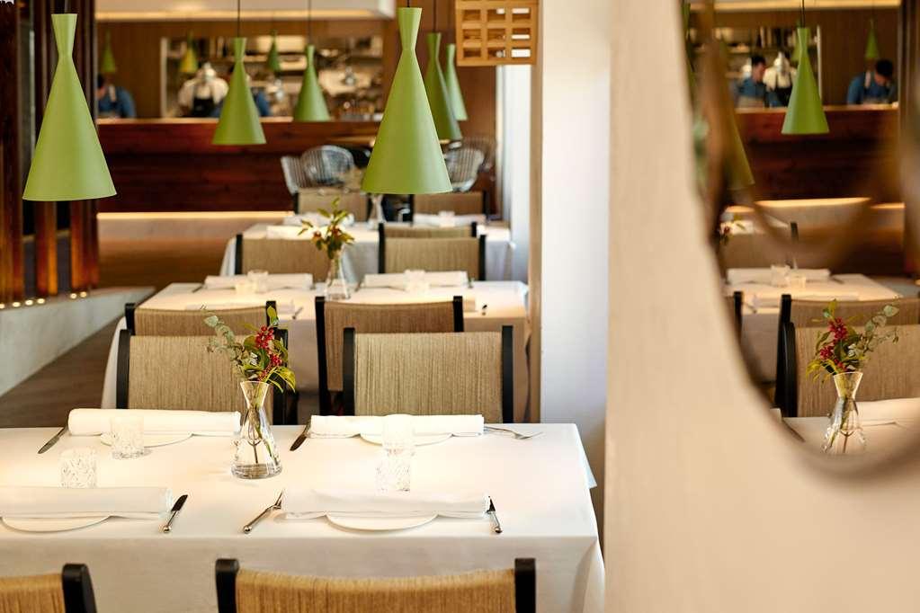 Occidental Leon Alfonso V Hotel Екстериор снимка