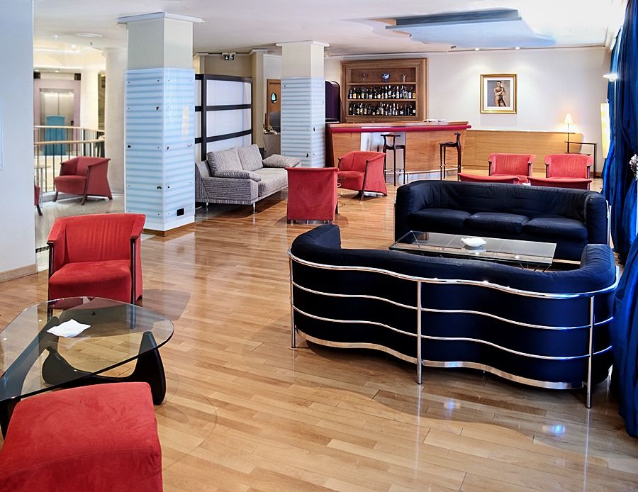 Occidental Leon Alfonso V Hotel Екстериор снимка