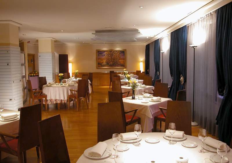Occidental Leon Alfonso V Hotel Ресторант снимка