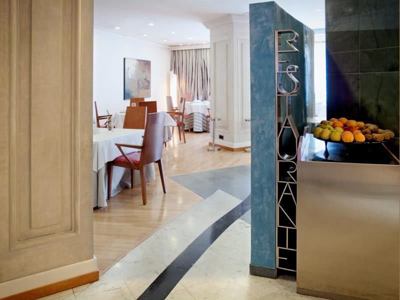 Occidental Leon Alfonso V Hotel Екстериор снимка