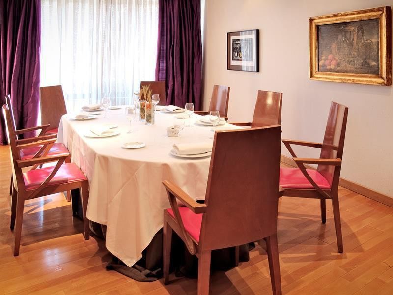 Occidental Leon Alfonso V Hotel Екстериор снимка