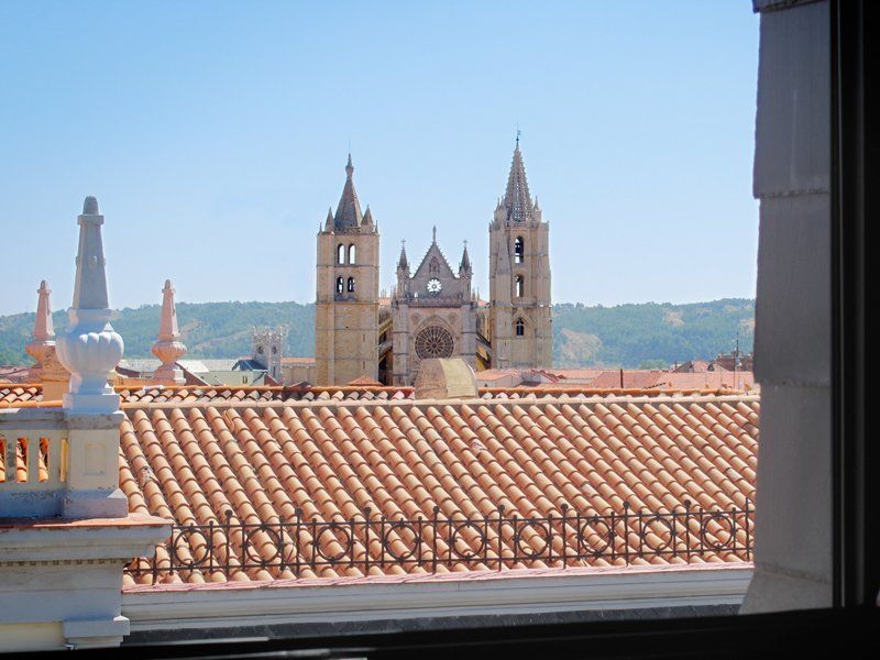 Occidental Leon Alfonso V Hotel Екстериор снимка