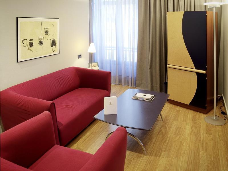 Occidental Leon Alfonso V Hotel Екстериор снимка