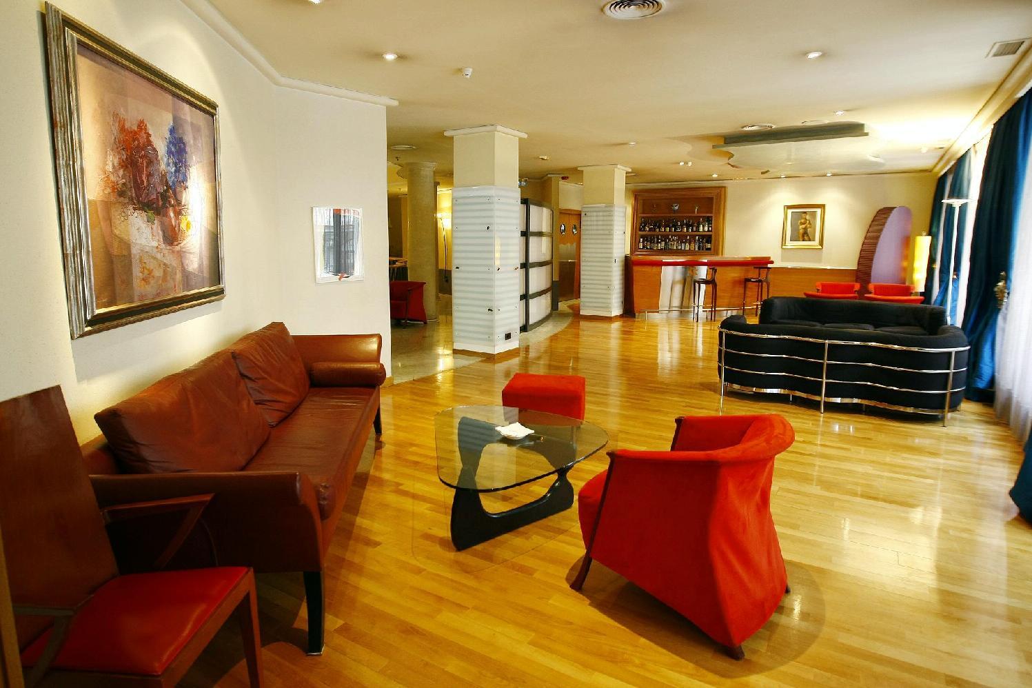 Occidental Leon Alfonso V Hotel Екстериор снимка