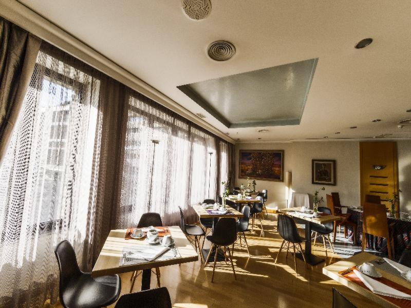 Occidental Leon Alfonso V Hotel Екстериор снимка